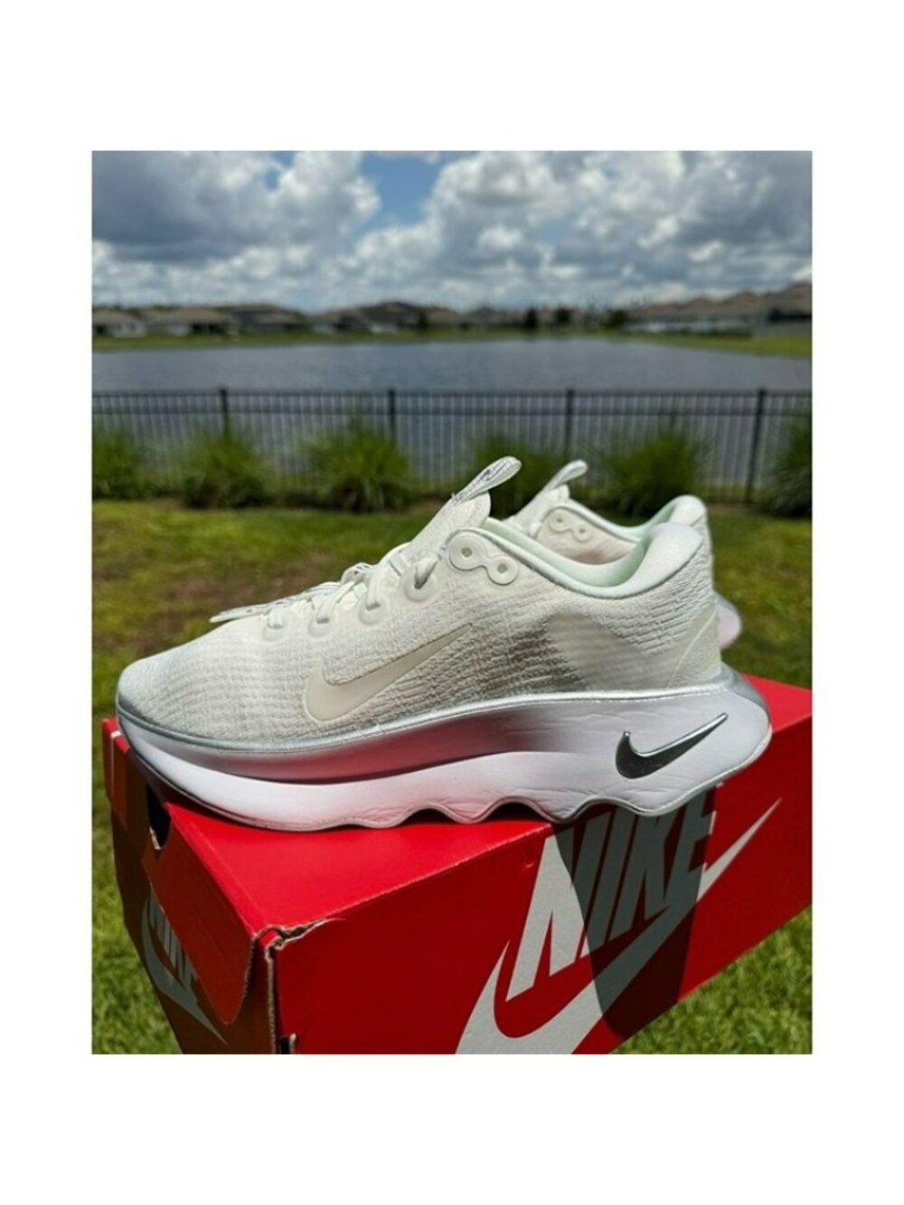 * 10 WOMEN'S NIKE MOTIVA SUMMIT WHITE / SILVER SNEAKERS RUNNING DV1238-111